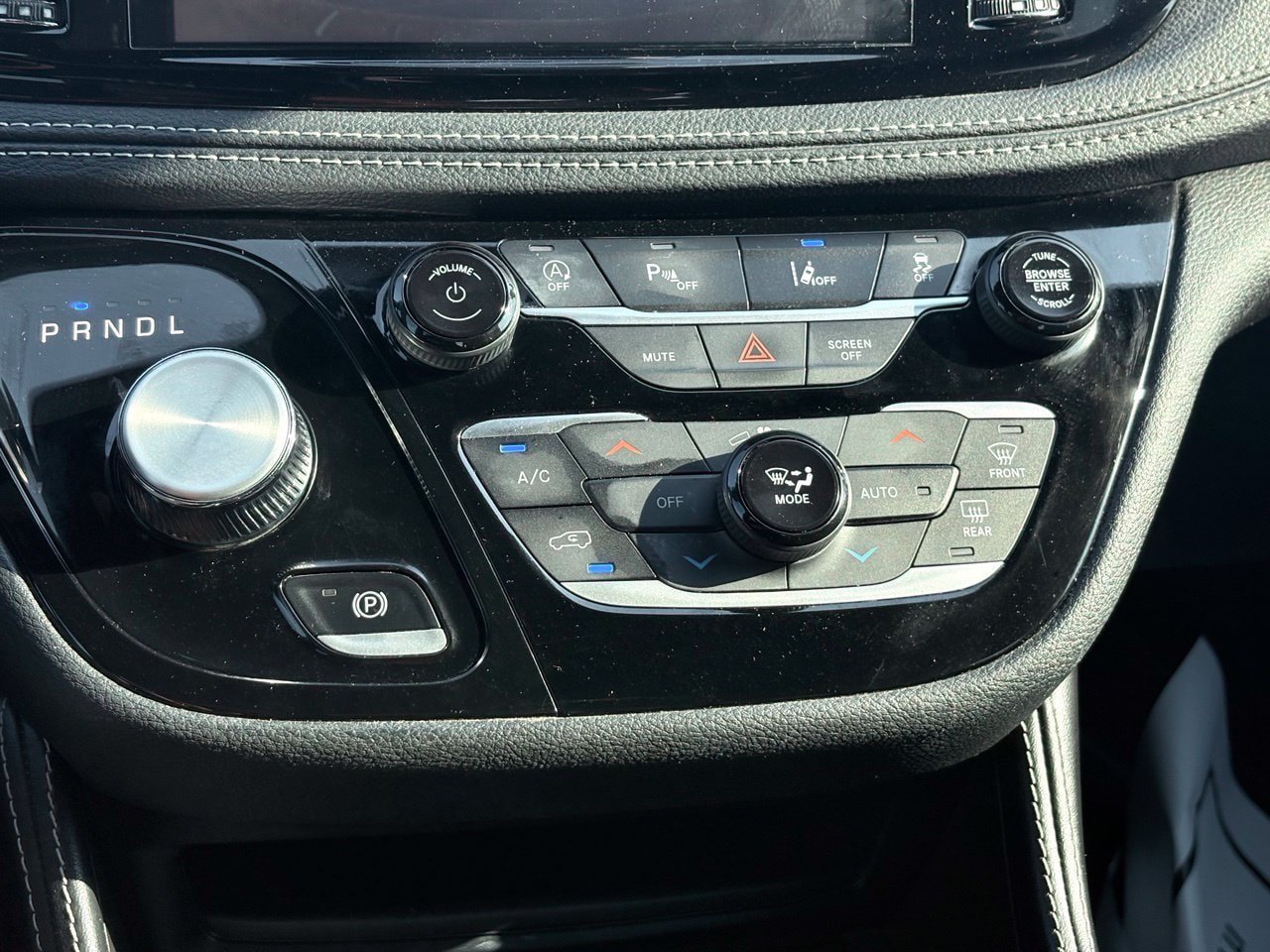 Used 2025 Chrysler Pacifica Limited FWD image 12