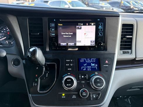 Used 2017 Toyota Sienna XLE w/ XLE Navigation Package FWD image 33