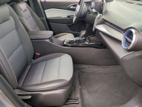 Used 2025 Chevrolet Trax LT w/ LT Convenience Package FWD image 24