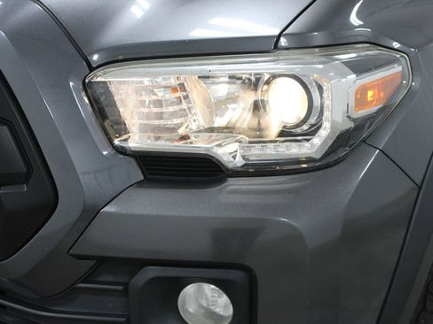 Used 2020 Toyota Tacoma TRD Off-Road w/ TRD Premium Off Road Package AWD/4WD image 13