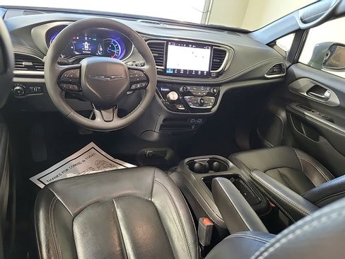 Used 2022 Chrysler Pacifica Touring-L w/ Uconnect Theater Family Group FWD image 8
