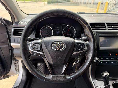 Used 2017 Toyota Camry SE w/ Moonroof Package FWD image 13