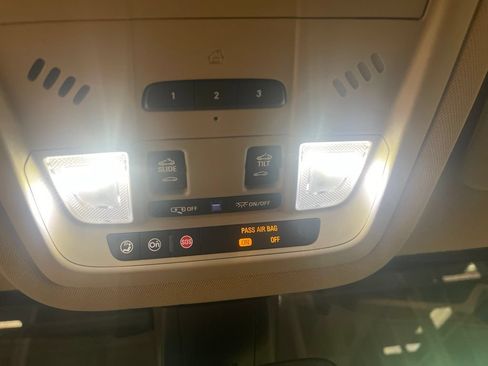 Used 2019 GMC Acadia Denali w/ Technology Package FWD image 11