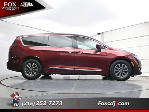Used 2019 Chrysler Pacifica Touring-L Plus FWD image 28