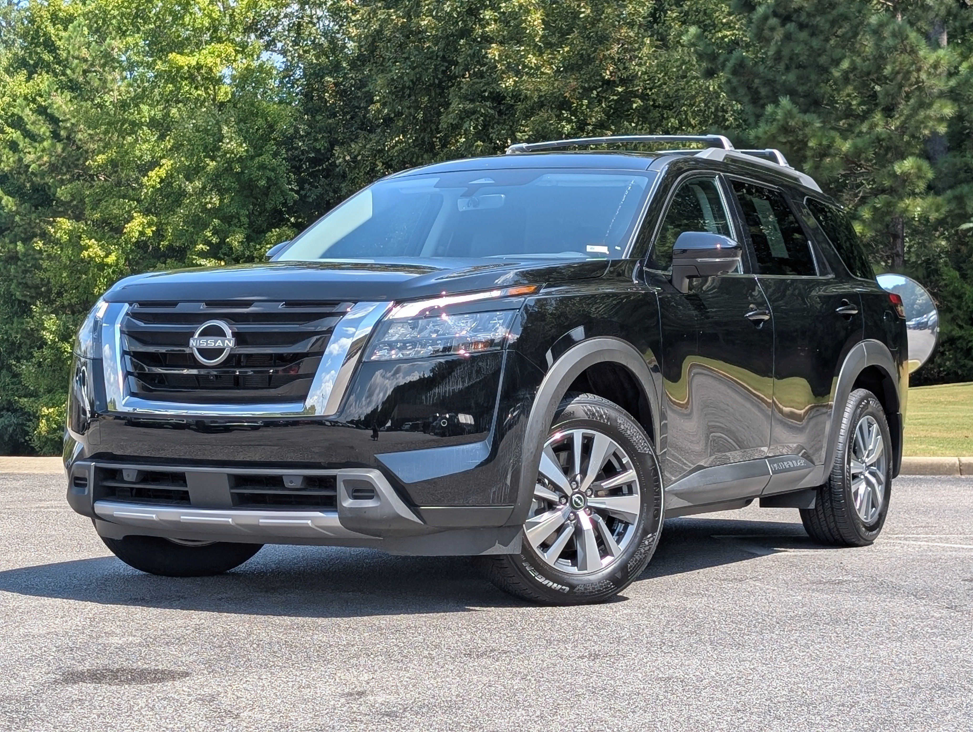 Used 2025 Nissan Pathfinder SL FWD image 4