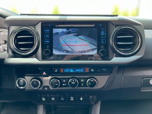 Used 2017 Toyota Tacoma TRD Off-Road AWD/4WD image 18