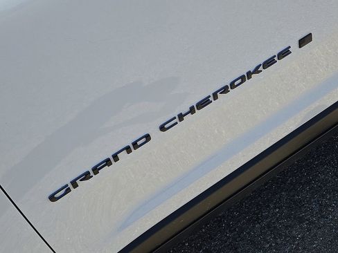 Used 2024 Jeep Grand Cherokee Trailhawk AWD/4WD image 12