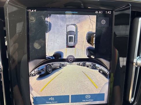 Used 2025 Volvo XC40 B5 Plus w/ Climate Package image 22