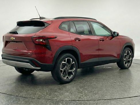 Used 2025 Chevrolet Trax LT w/ LT Convenience Package FWD image 9