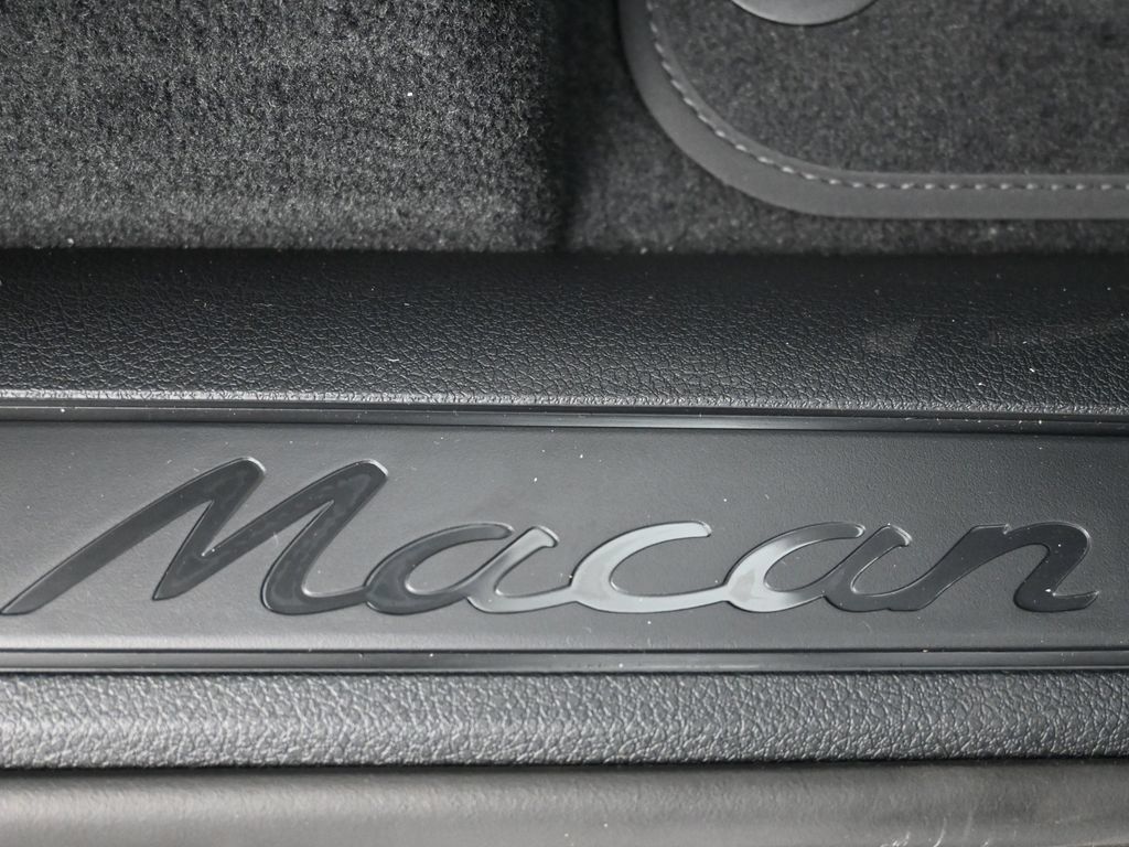 Certified 2025 Porsche Macan AWD/4WD image 30