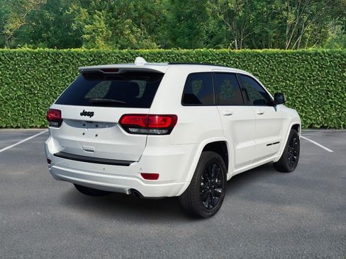 Used 2017 Jeep Grand Cherokee Altitude RWD image 3