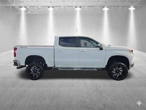 Used 2022 Chevrolet Silverado 1500 LT AWD/4WD image 2