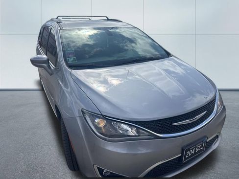 Used 2017 Chrysler Pacifica Touring-L w/ Tire & Wheel Group FWD image 2