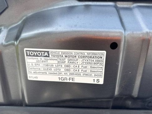 Used 2018 Toyota 4Runner SR5 AWD/4WD image 28