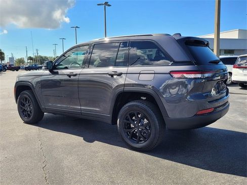 Used 2025 Jeep Grand Cherokee Altitude image 5