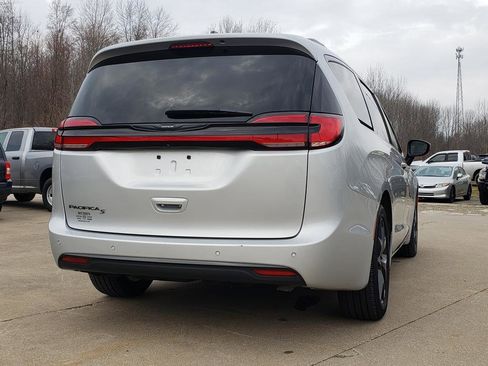 Used 2023 Chrysler Pacifica Touring-L w/ S Appearance Package FWD image 3
