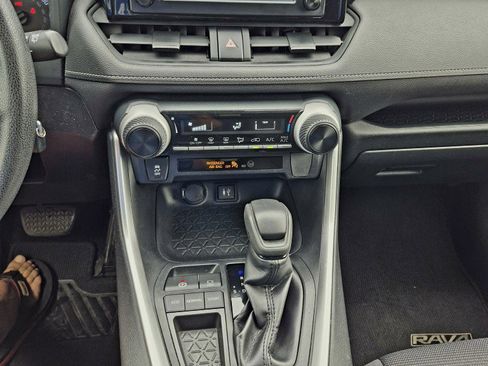 Used 2019 Toyota RAV4 LE FWD image 12