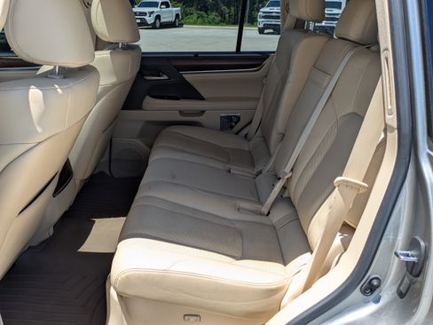 Used 2021 Lexus LX 570 4WD w/ Luxury Package image 15