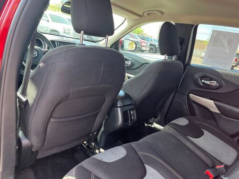 Used 2018 Jeep Cherokee Latitude AWD/4WD image 27
