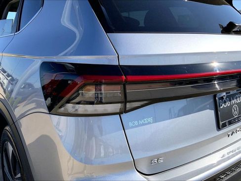 Certified 2025 Volkswagen Taos SE image 29