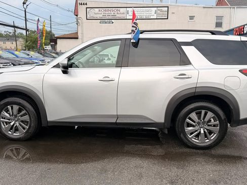 Used 2024 Nissan Pathfinder SV FWD image 10
