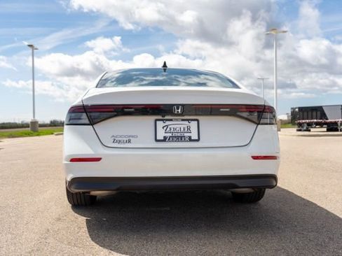 Used 2025 Honda Accord SE image 6