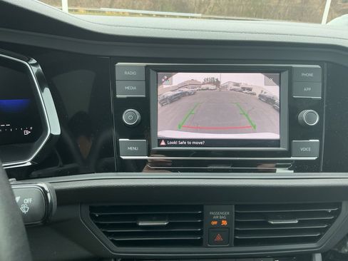 Certified 2023 Volkswagen Jetta SE w/ Panoramic Sunroof Package image 23