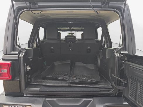 Used 2019 Jeep Wrangler Unlimited Sahara AWD/4WD image 31