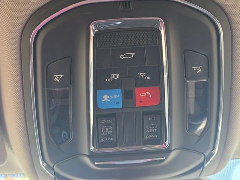 Used 2023 Jeep Grand Cherokee Laredo w/ Luxury Tech Group I AWD/4WD image 37