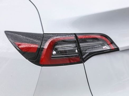 Used 2021 Tesla Model Y Long Range image 11