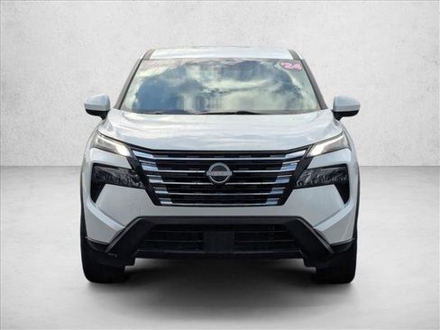 Used 2024 Nissan Rogue SV image 2