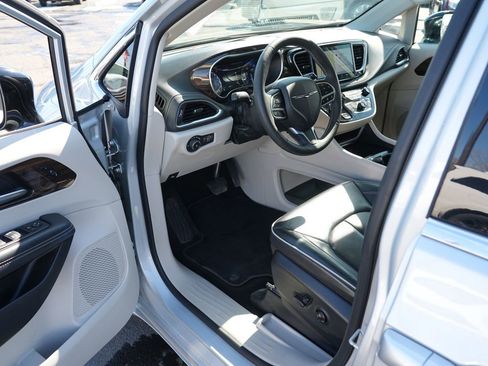Used 2024 Chrysler Pacifica Limited FWD image 13