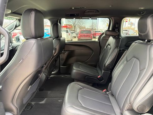 Used 2025 Chrysler Pacifica Select image 21