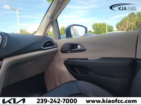 Used 2024 Chrysler Pacifica Touring-L FWD image 17