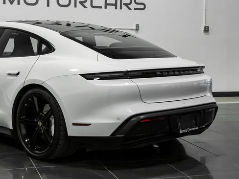 Used 2022 Porsche Taycan image 16