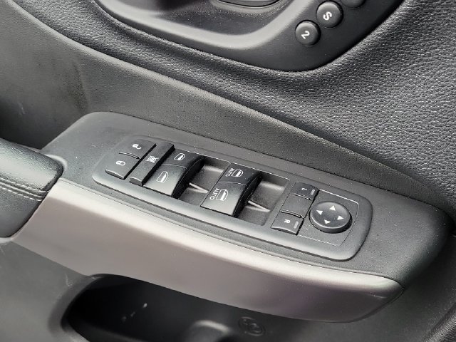 Used 2019 Jeep Cherokee Limited FWD image 16
