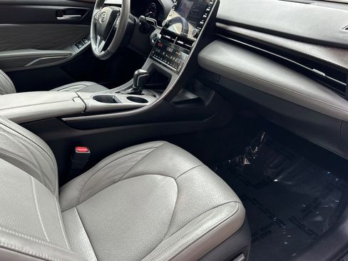 Used 2019 Toyota Avalon Limited image 19