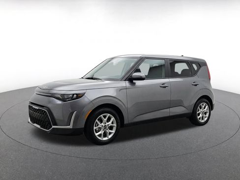 Used 2025 Kia Soul LX w/ LX Technology Package FWD image 2