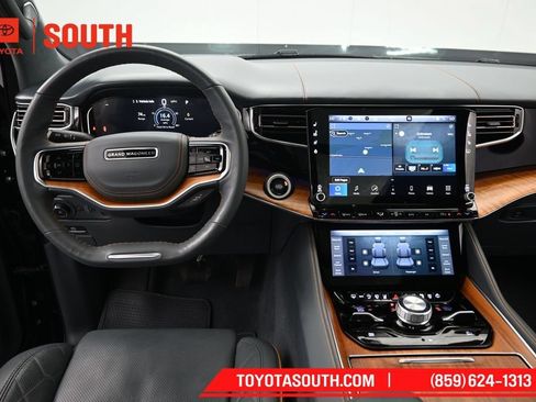 Used 2022 Jeep Grand Wagoneer Series III AWD/4WD image 11