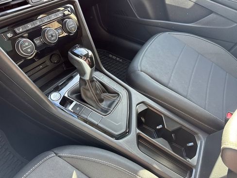 Used 2024 Volkswagen Taos SE w/ Panoramic Sunroof Package image 25