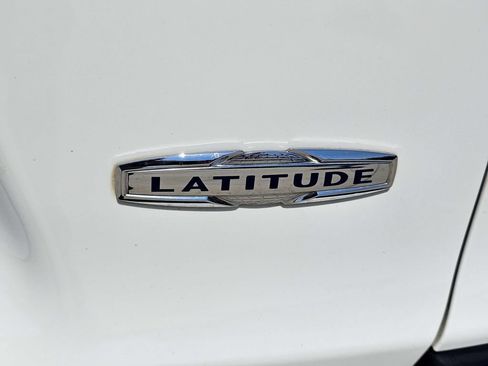 Used 2021 Jeep Cherokee Latitude FWD image 13