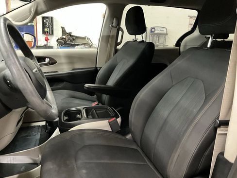 Used 2018 Chrysler Pacifica Touring Plus image 13
