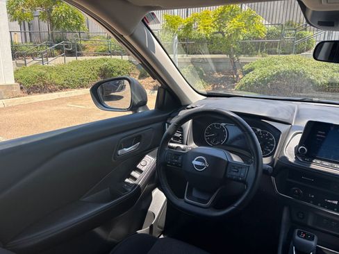 Used 2025 Nissan Rogue SV FWD image 36