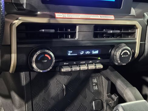 Certified 2025 Toyota Tacoma SR5 AWD/4WD image 30