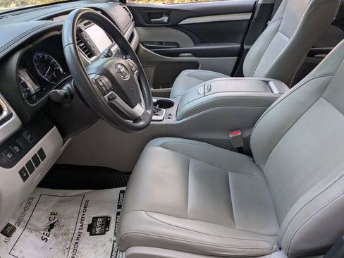 Used 2019 Toyota Highlander XLE image 16