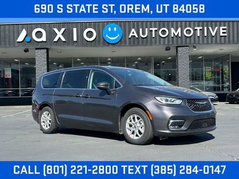 Used 2023 Chrysler Pacifica Touring-L FWD image 1