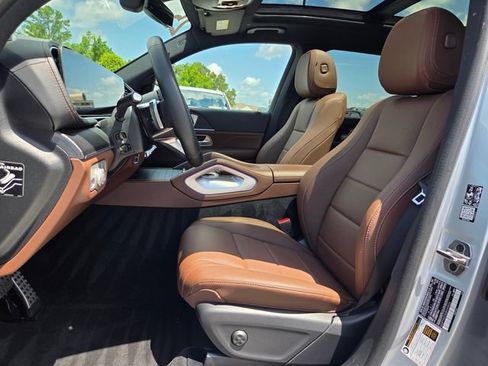 Used 2025 Mercedes-Benz GLS 450 4MATIC image 9