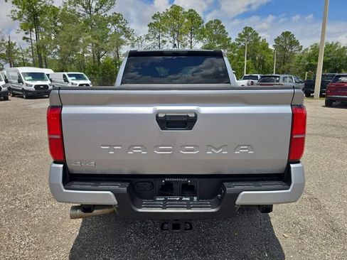 Used 2025 Toyota Tacoma SR5 AWD/4WD image 5