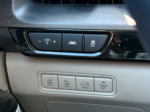 Used 2024 Kia Carnival EX FWD image 31