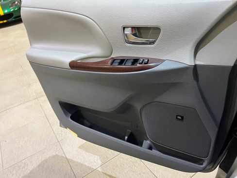 Used 2014 Toyota Sienna XLE image 18